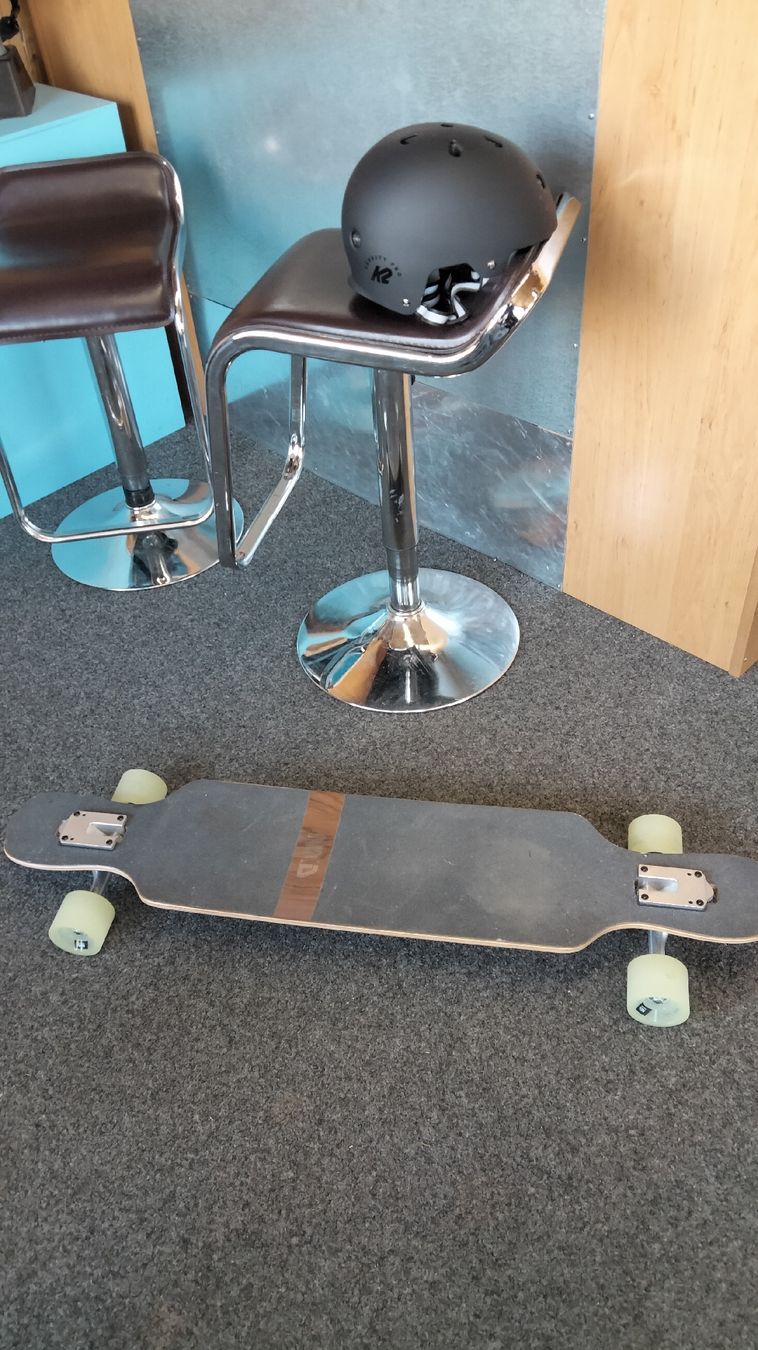Skateboards: Longboard und Helm – Nuovo (secondo la descrizione) da Roggwil BE venduto da bahn75