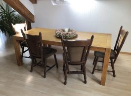 4 antike Stühle aus Massivholz