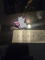 Weisse Katze mit Schmetterlingsflügel - Pin Badge Anstecker