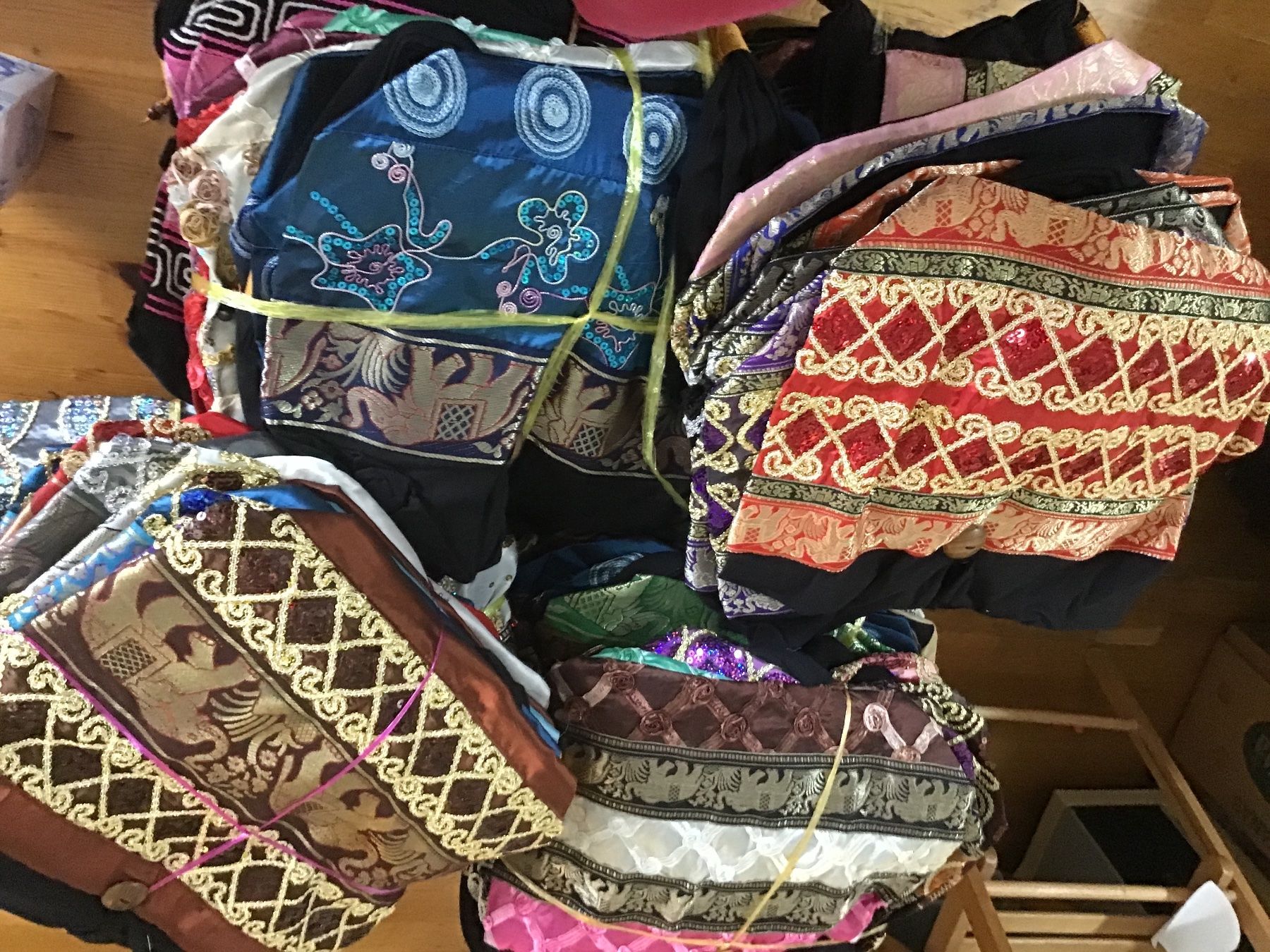 Taschen für Damen: 110 sacs à mains artisanaux thaïlandais – Neu und originalverpackt aus Lausanne von topthai 1