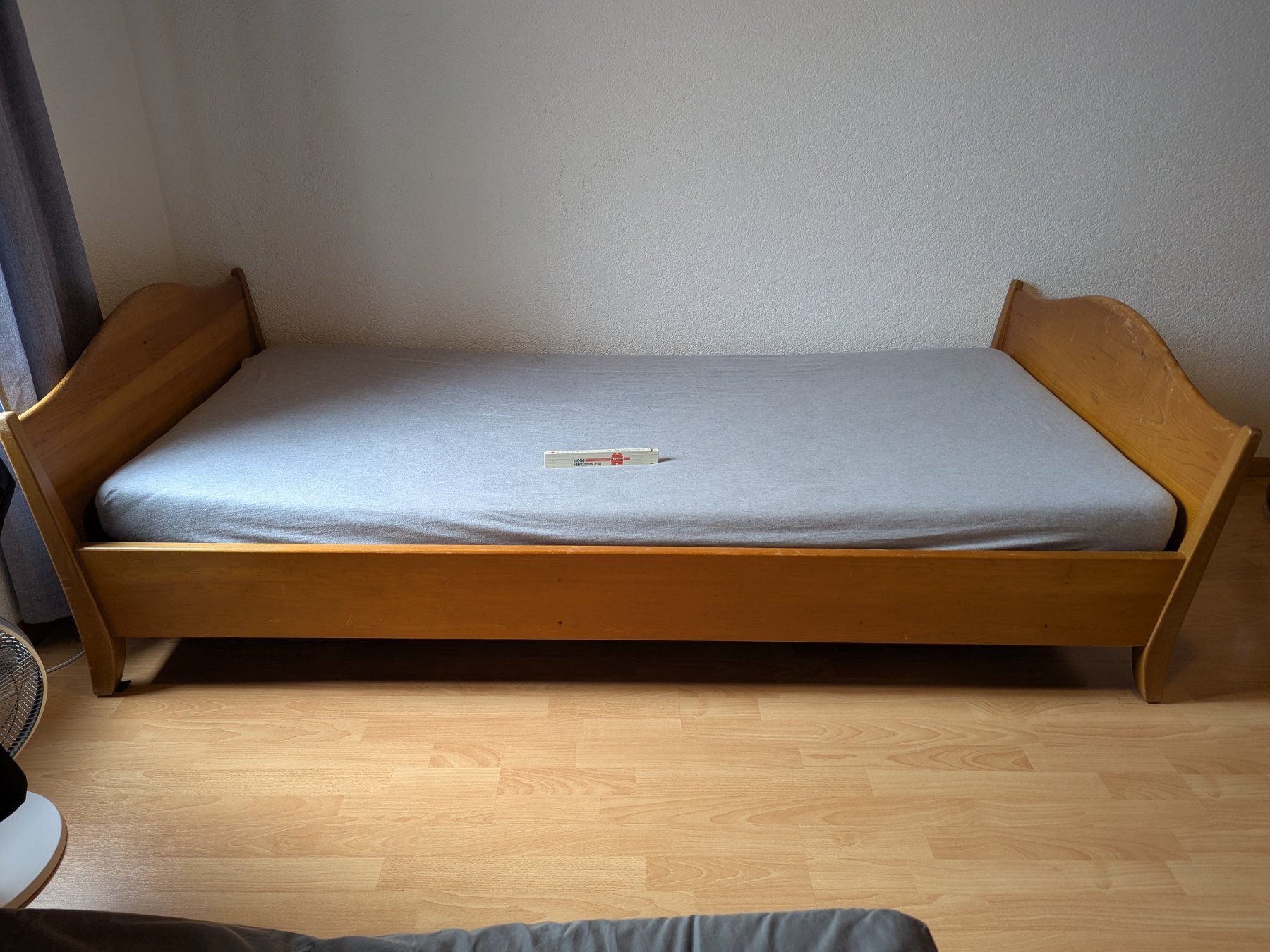 Betten: Massivholz Einzelbett, Naturholz – Gebraucht aus Biel/Bienne von tom_5jfw 2