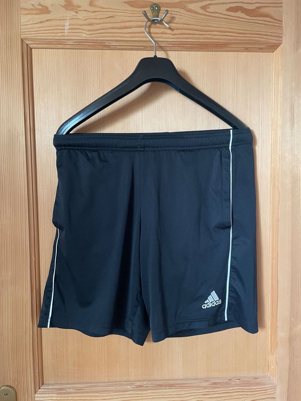Adidas Pantaloni: Adidas Shorts Grösse M – Usato da Lommiswil venduto da Jorin.ehrler