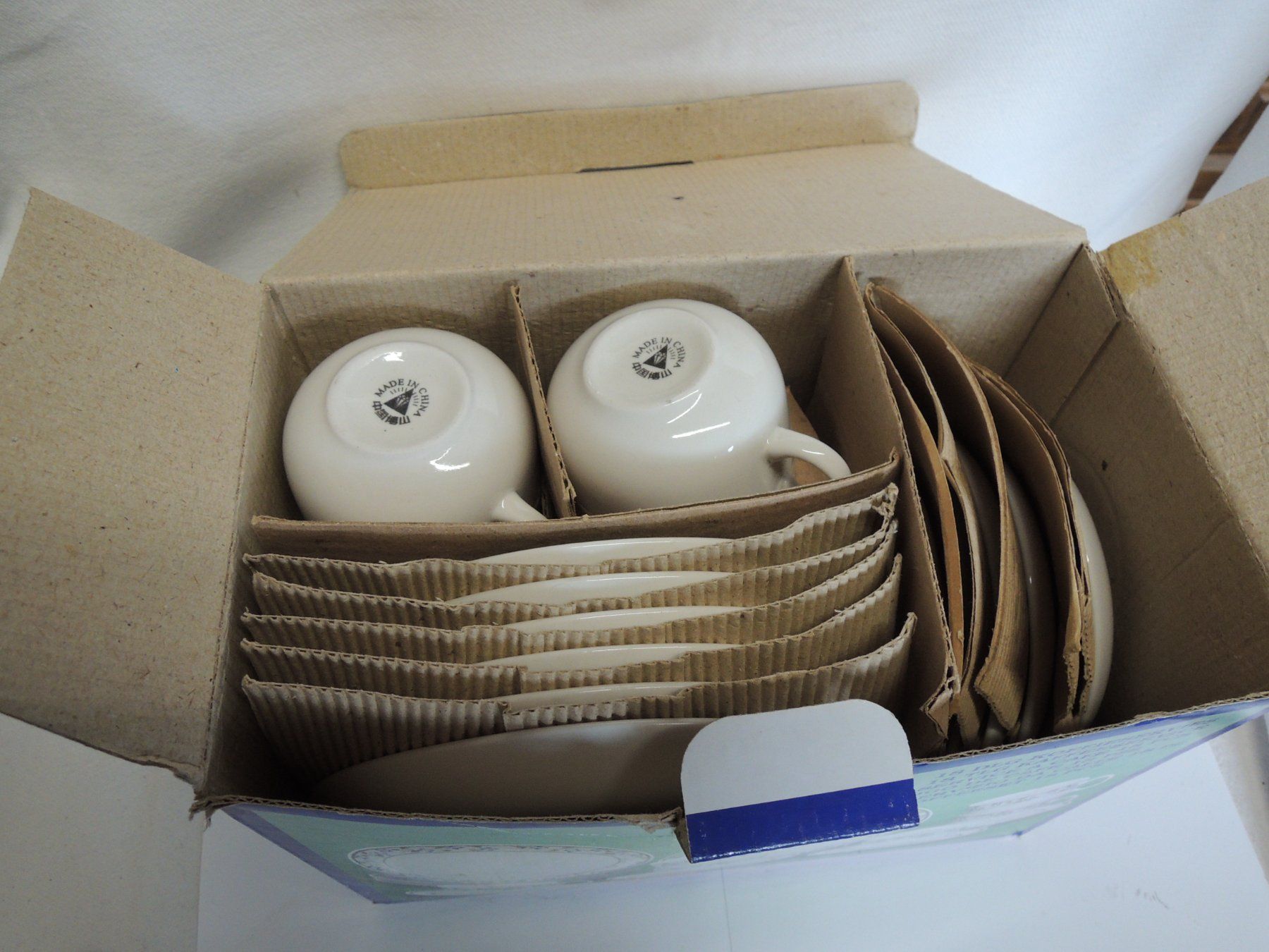 Set di piatti: 18-teiliges Kaffeeservice mit Blumenmuster, Top NEU – Nuovo e nell'imballaggio originale da Uznach venduto da rut_xrx5 2