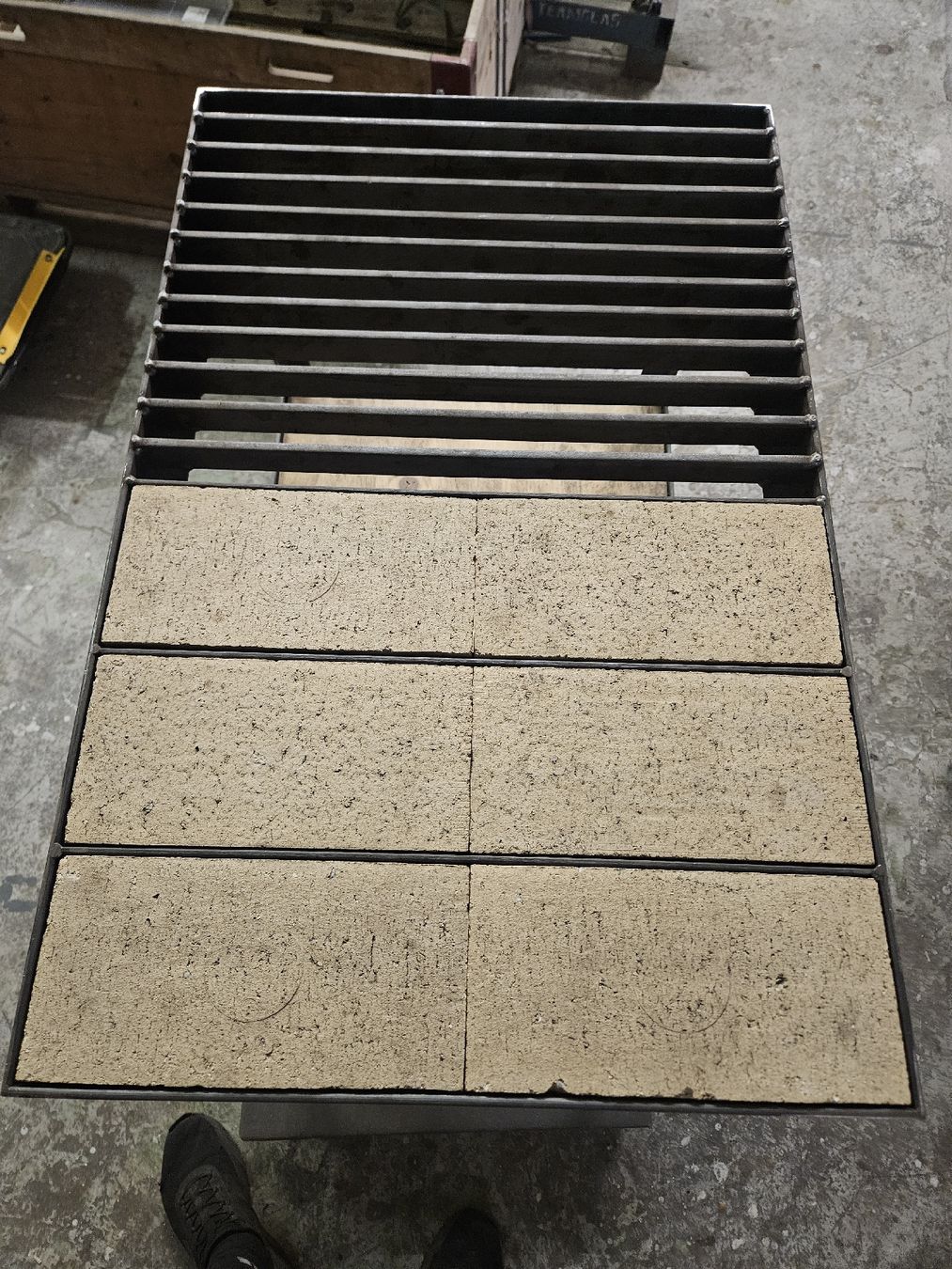 Banchi da lavoro: Schweisstisch Metall mit Rost und Steinplatten  – Usato da Rorschach venduto da TimelessTrading 2