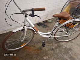 Weißes Damenfahrrad mit 7-Gang-Schaltung