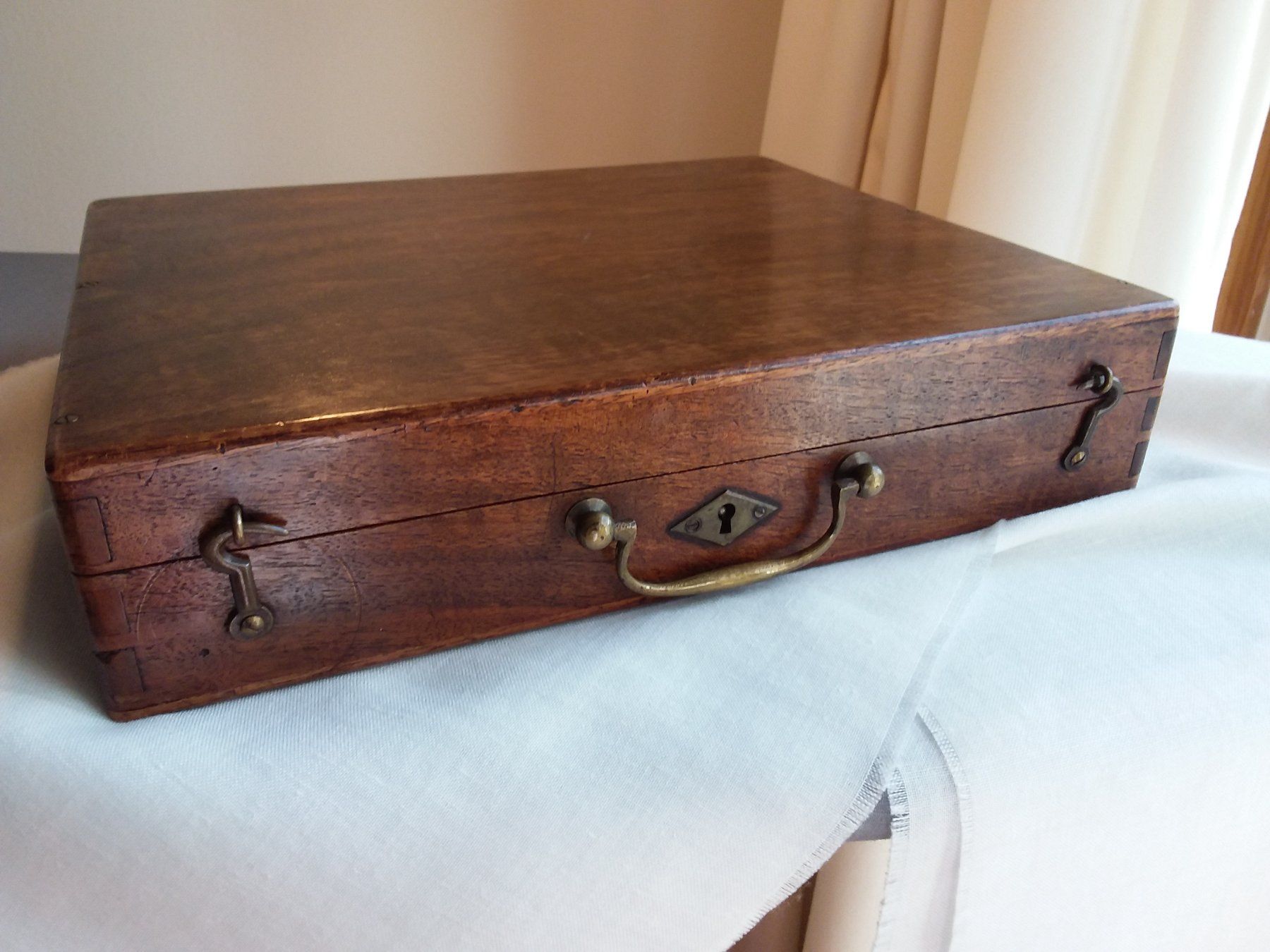 Valigie: Antike Handmade Mahagony Box England, ca 1880 – Usato da Zürich venduto da SciTec