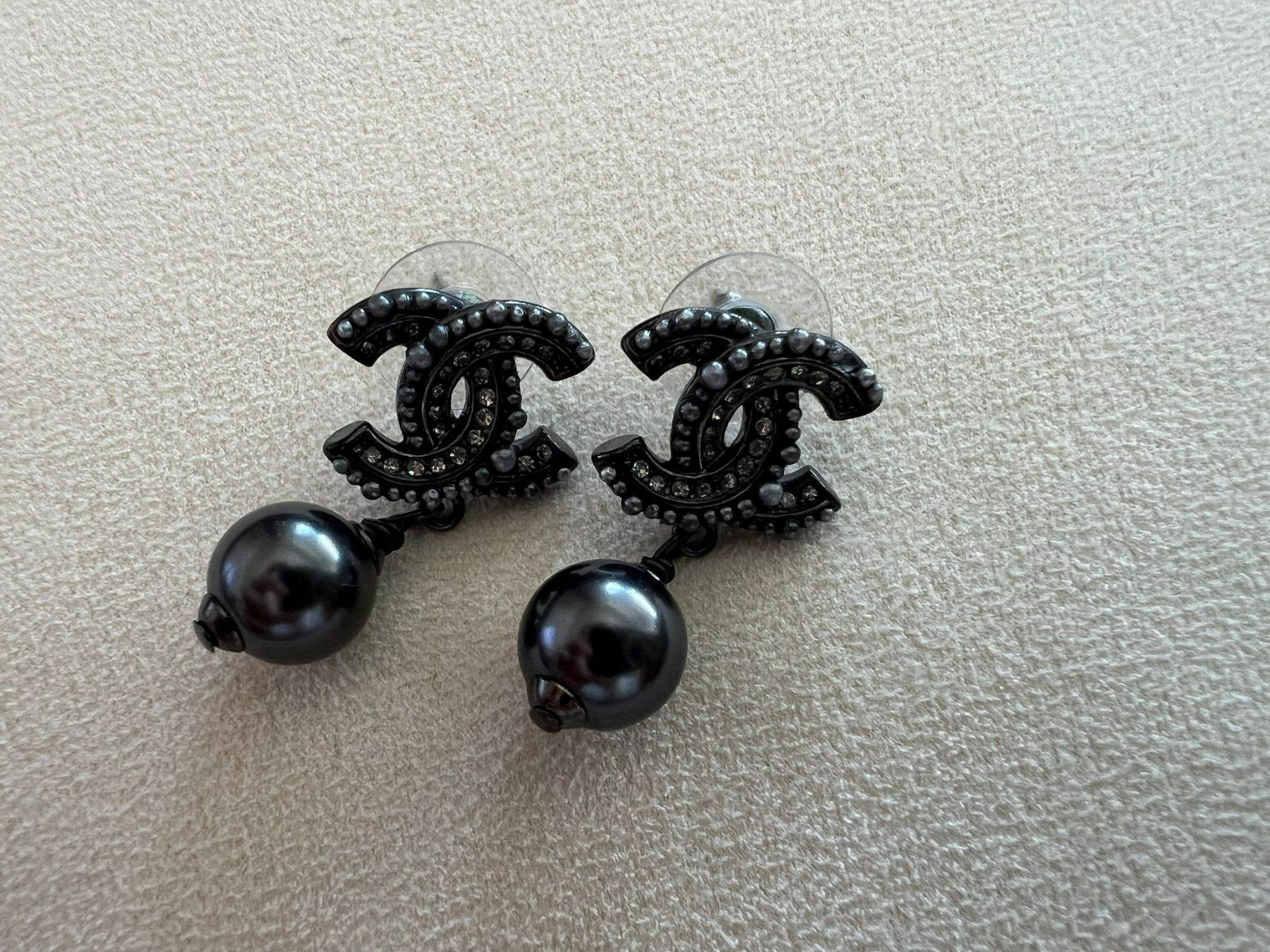 Chanel Orecchini pendenti & Orecchini a lobo: CHANEL CC Perlen Ohrringe Schwarz - Original – Usato da Hinwil venduto da kika.bsvc
