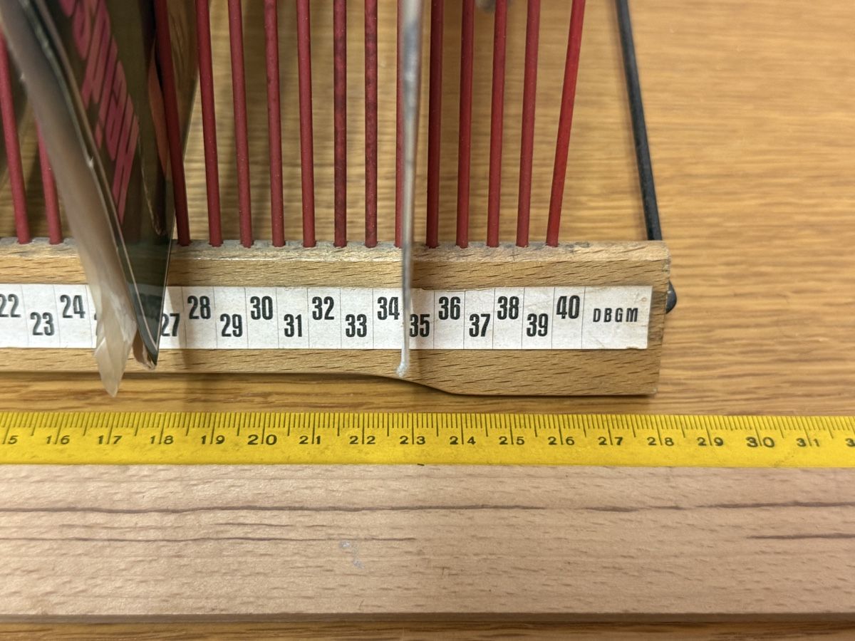 Supporti per strumenti musicali & leggii: Vintage Schallplattenständer mit 5 Single-Schallplatten – Usato da schaffhausen venduto da VintAntik_1980 8
