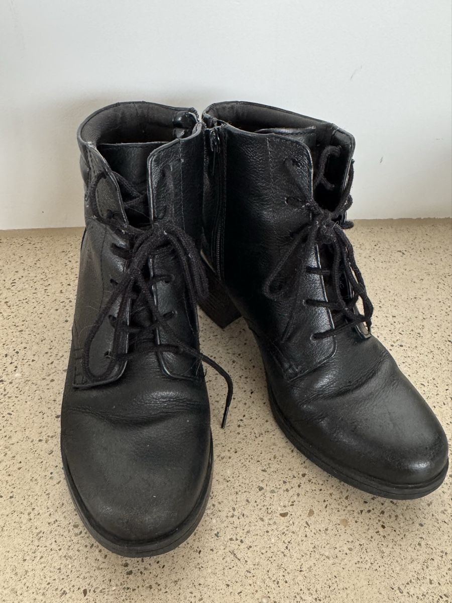 Clarks Scarpe da donna: Clarks Leder Stiefeletten Schwarz Gr. 37 – Usato da Zürich venduto da di_archive 1