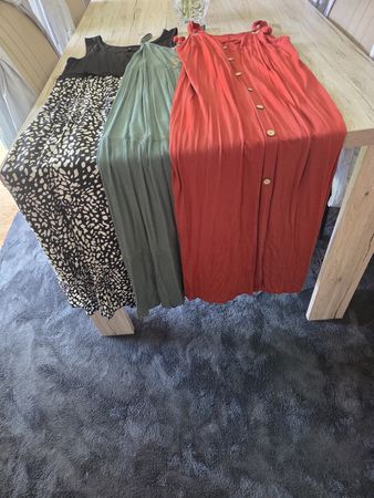 Lot de 3 robes femme corail, kaki et imprimé