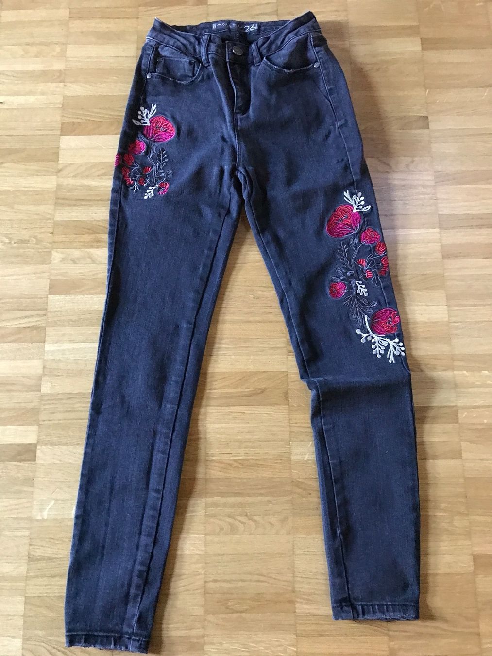Pantaloni: Jeans mit Blumen bestickt Gr 26 – Usato da St. Margrethen SG venduto da kellenbh