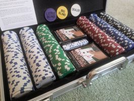 Poker Koffer 300 Chips, 2 Kartensets und 5 Würfel neuwertig