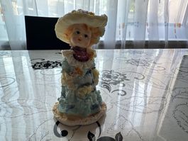 Dekofigur Mädchen mit Hut leicht blau gemustert ab 1 Fr!