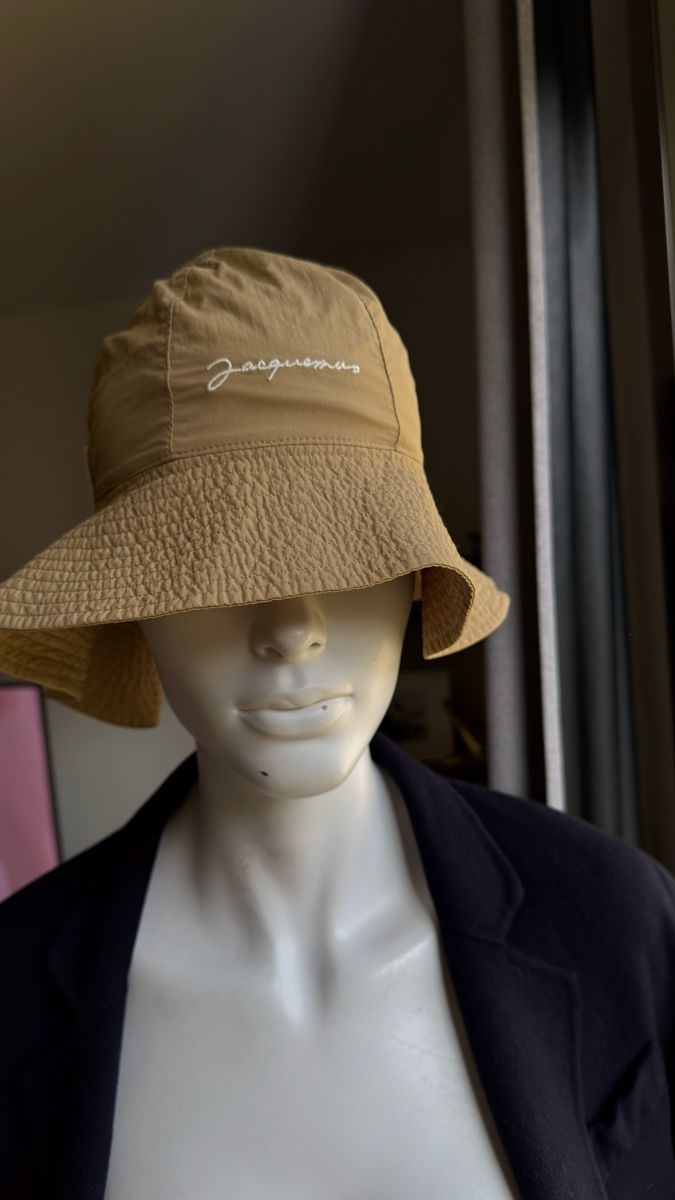Jacquemus Copricapi, berretti & cappellini: Jacquemus | Bucket Hat | Gr. 56 – Nuovo (secondo la descrizione) da Kilchberg ZH venduto da nad_6dwp