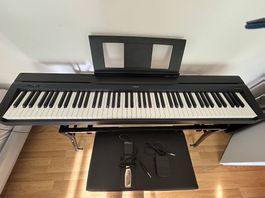 Digital Piano Yamaha P-45B mit Zubehör und Ständer