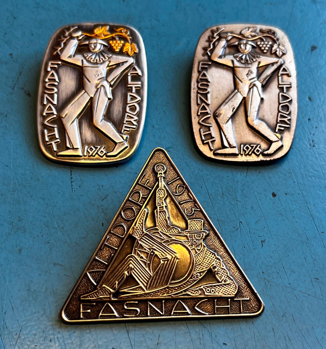 Placchette & Badge: Uri, Urner Fasnachtsplaketten – Usato da Obernau venduto da Wgnom 1