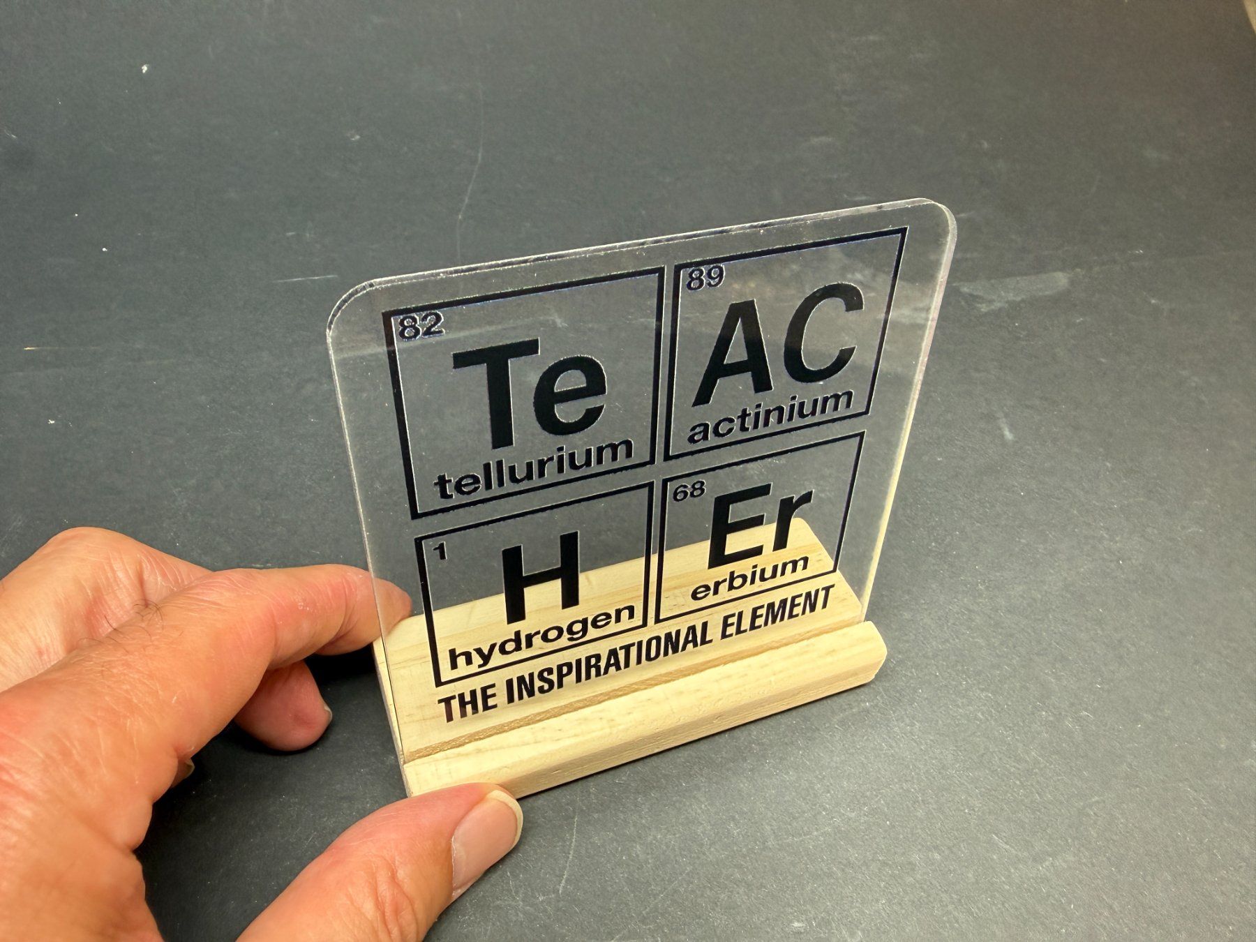 Insegne: Acrylglasschild "TEACHER" – Usato da Lützelflüh-Goldb venduto da Elementis 1