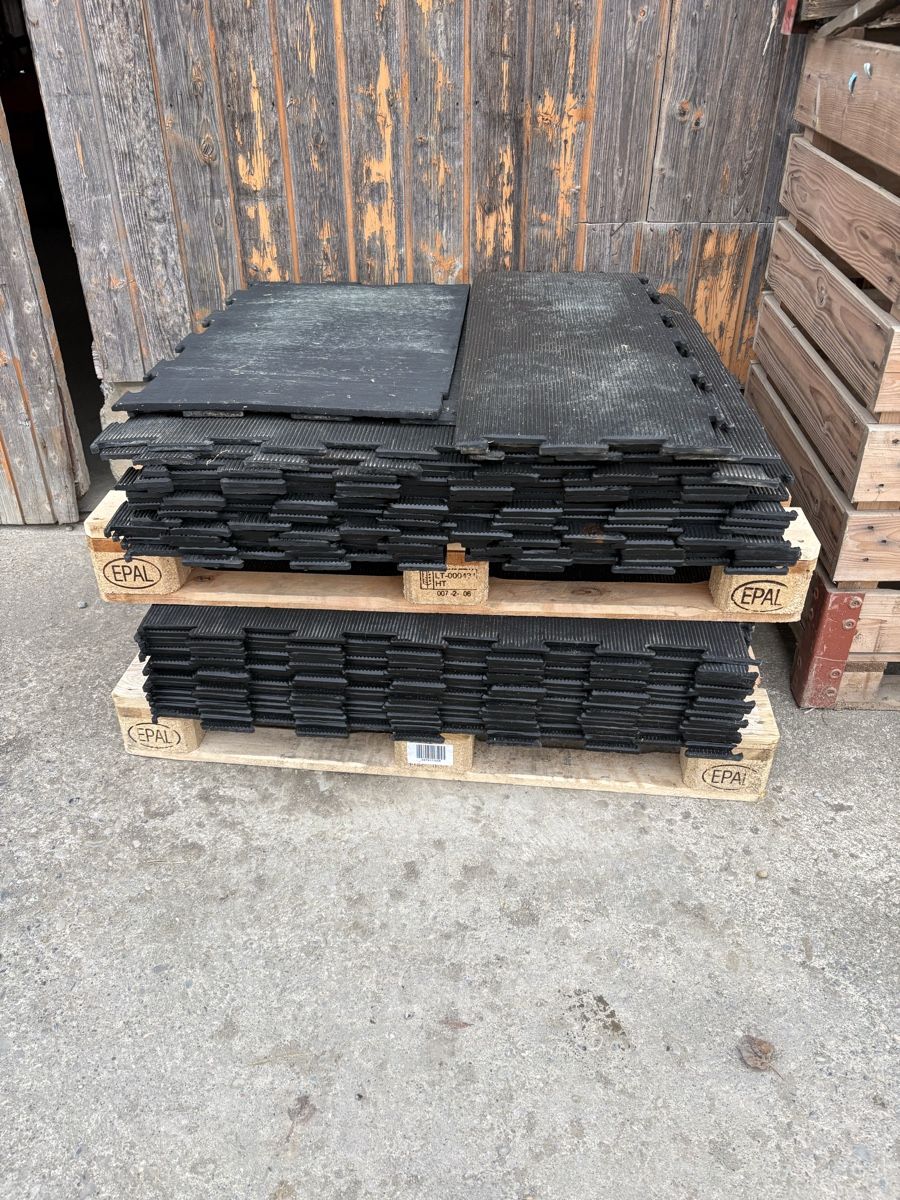 Rivestimenti per pavimenti: Gummimatten Putzle 40m2 aus Pferdestall – Usato da Sulgen venduto da Vitian 2