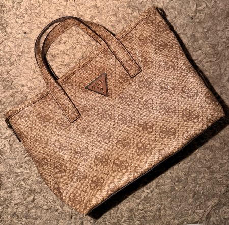 Handtasche Guess braun mit Logo Muster guter Zustand