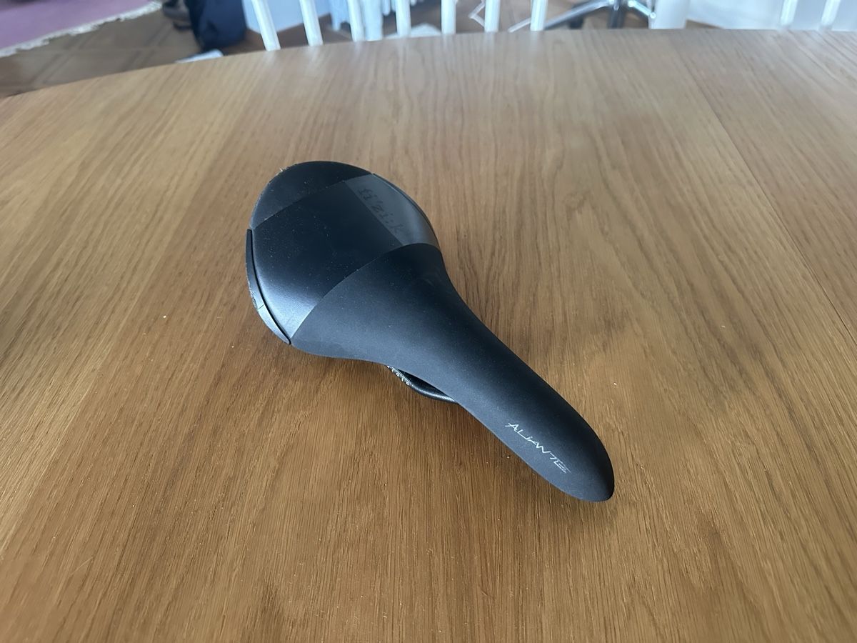 Fizik Pezzi di ricambio: Fizik R5 Alliante Rennrad Sattel – Usato da Zürich venduto da WeNeedMorePR