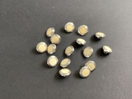 16 Knöpfe aus Kunststoff, silber - crèmeweisse Mitte