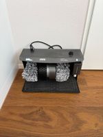 Elektrische Schuhputzmaschine mit Bürsten und Politurspender