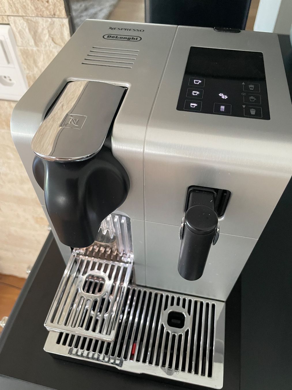 De'Longhi Macchine per caffè & Macchine per espresso: Nespresso DeLonghi Lattissima Pro - mit Milchbehälter – Usato da Trimmis venduto da Heidi4you