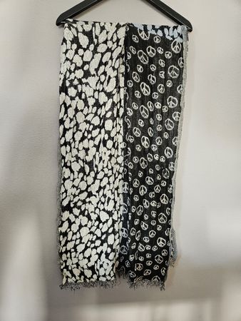 Coello Schal schwarz weiss Peace und Leopard Muster