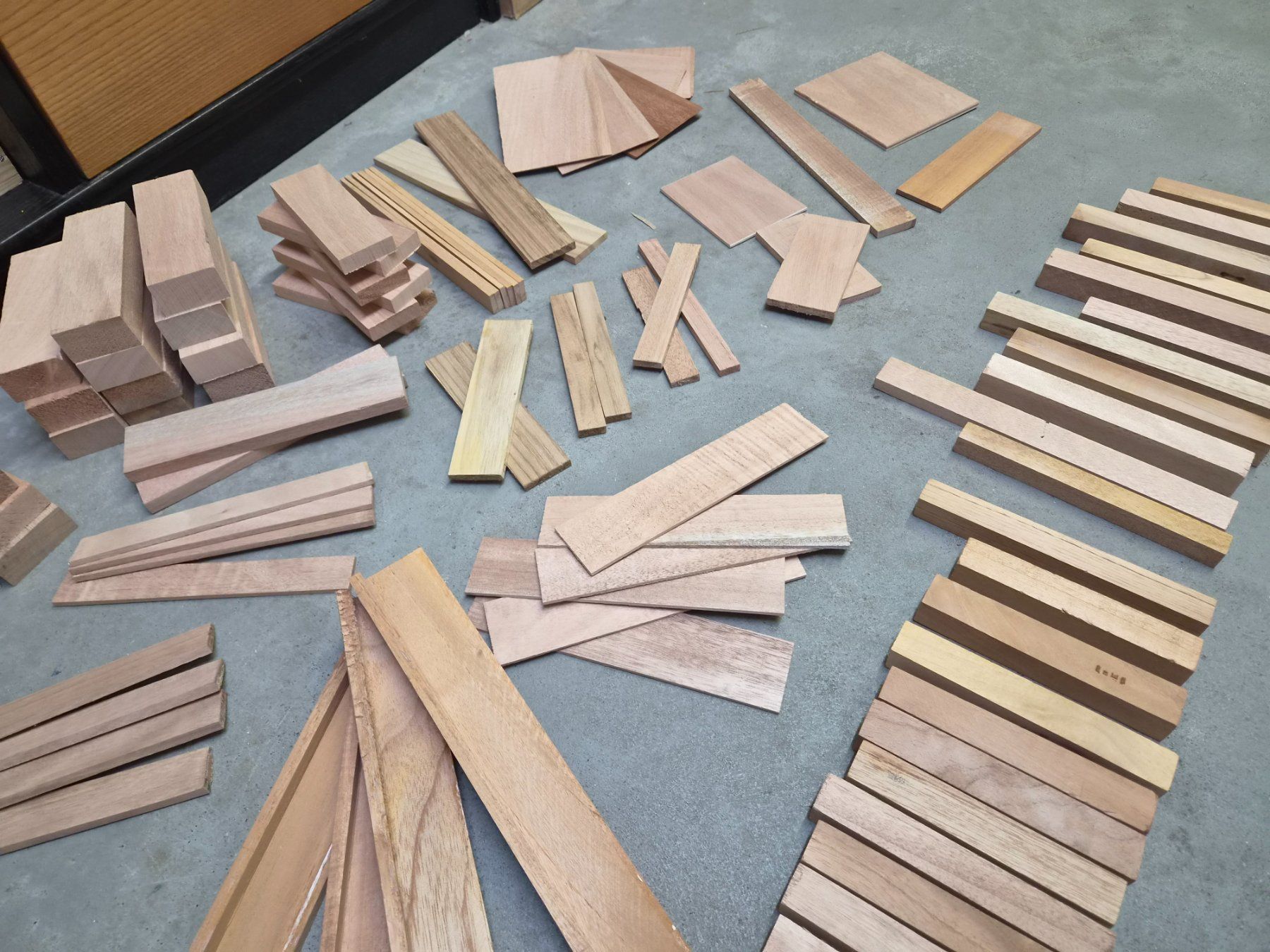 Articoli in legno: Zedern Holz Klötze / Holzreste – Usato da Wetzikon ZH venduto da Tothart 9