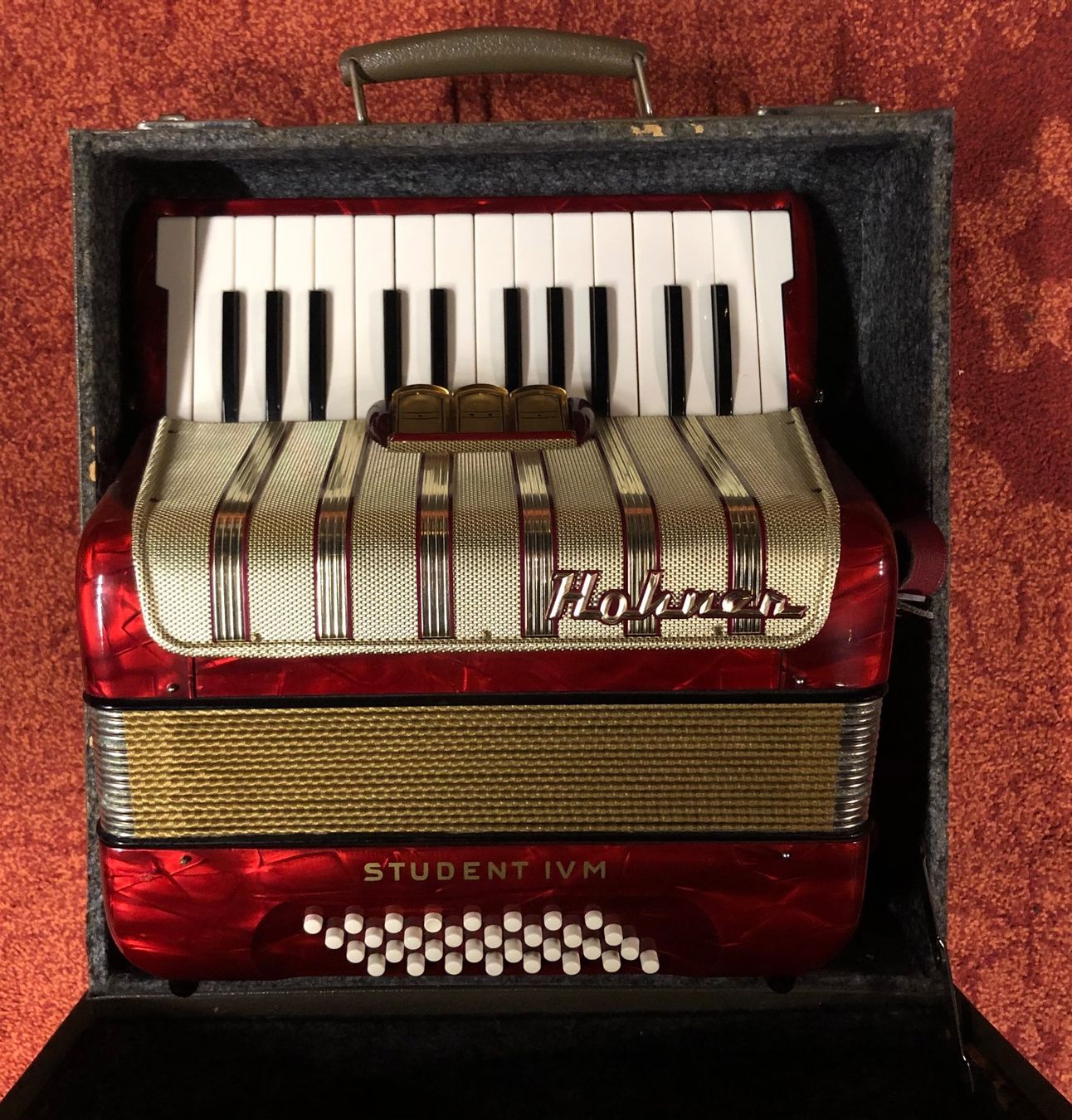 Hohner Strumenti musicali: Hohner Student IVM Accordion with original case – Usato da zug venduto da tri_sy2l 2