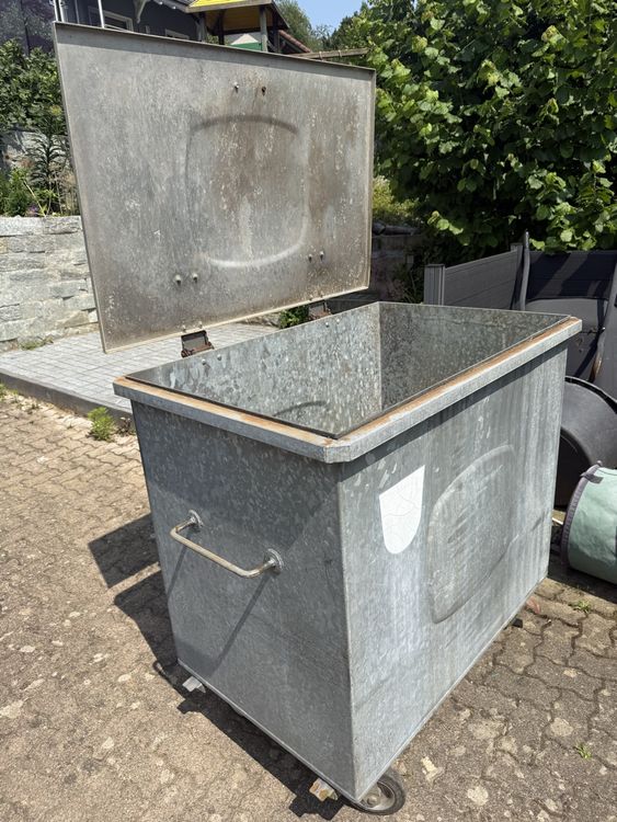 Gut erhaltener, rollbarer Abfallcontainer aus Metall | Kaufen auf Ricardo