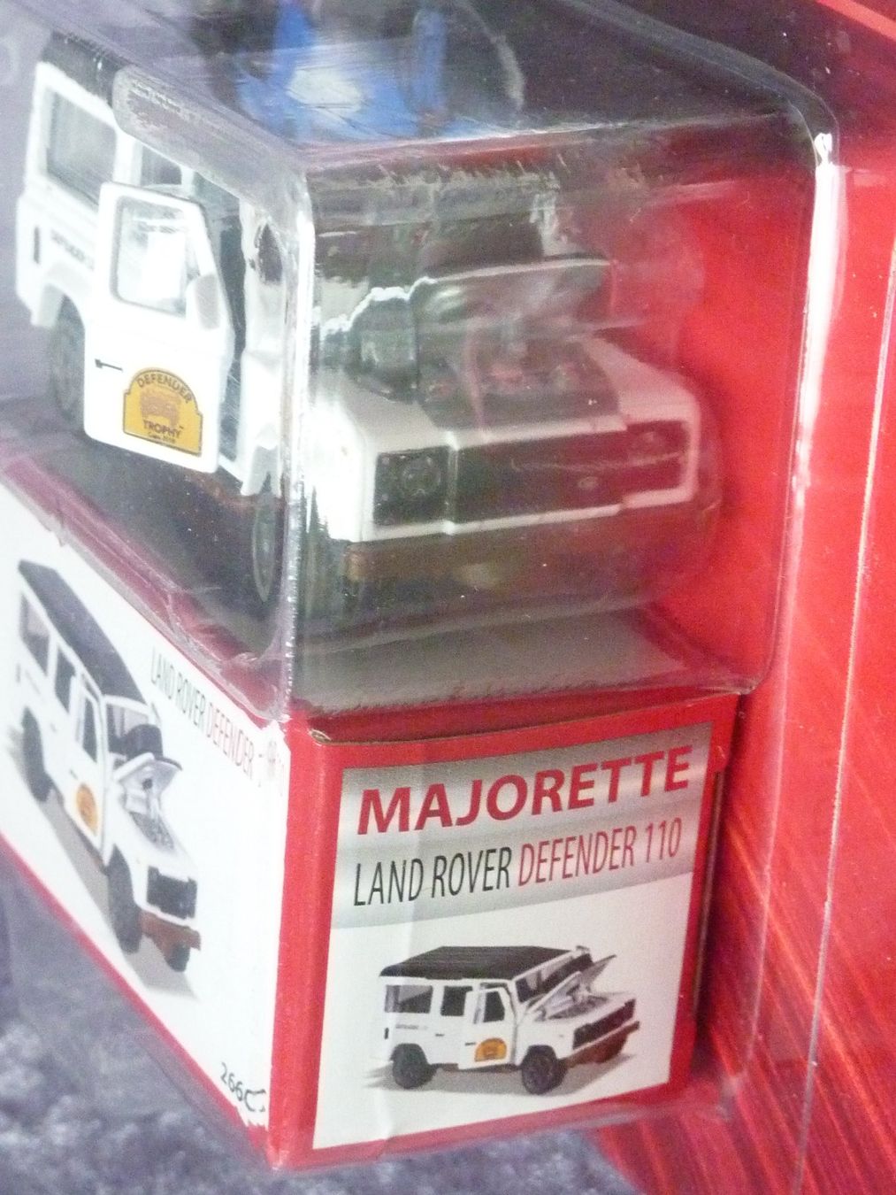 Land Rover Modellini d'auto: Land Rover Defender 110  1:64 – Nuovo e nell'imballaggio originale da Dürrenäsch venduto da modellautos4you 5