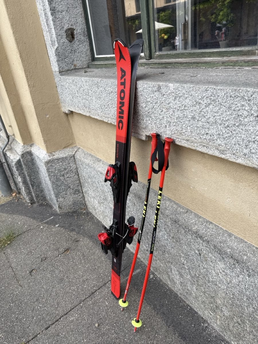 Atomic Skis: Atomic Ski mit lexi Stöcke – D'occasion à Wiesendangen par josido