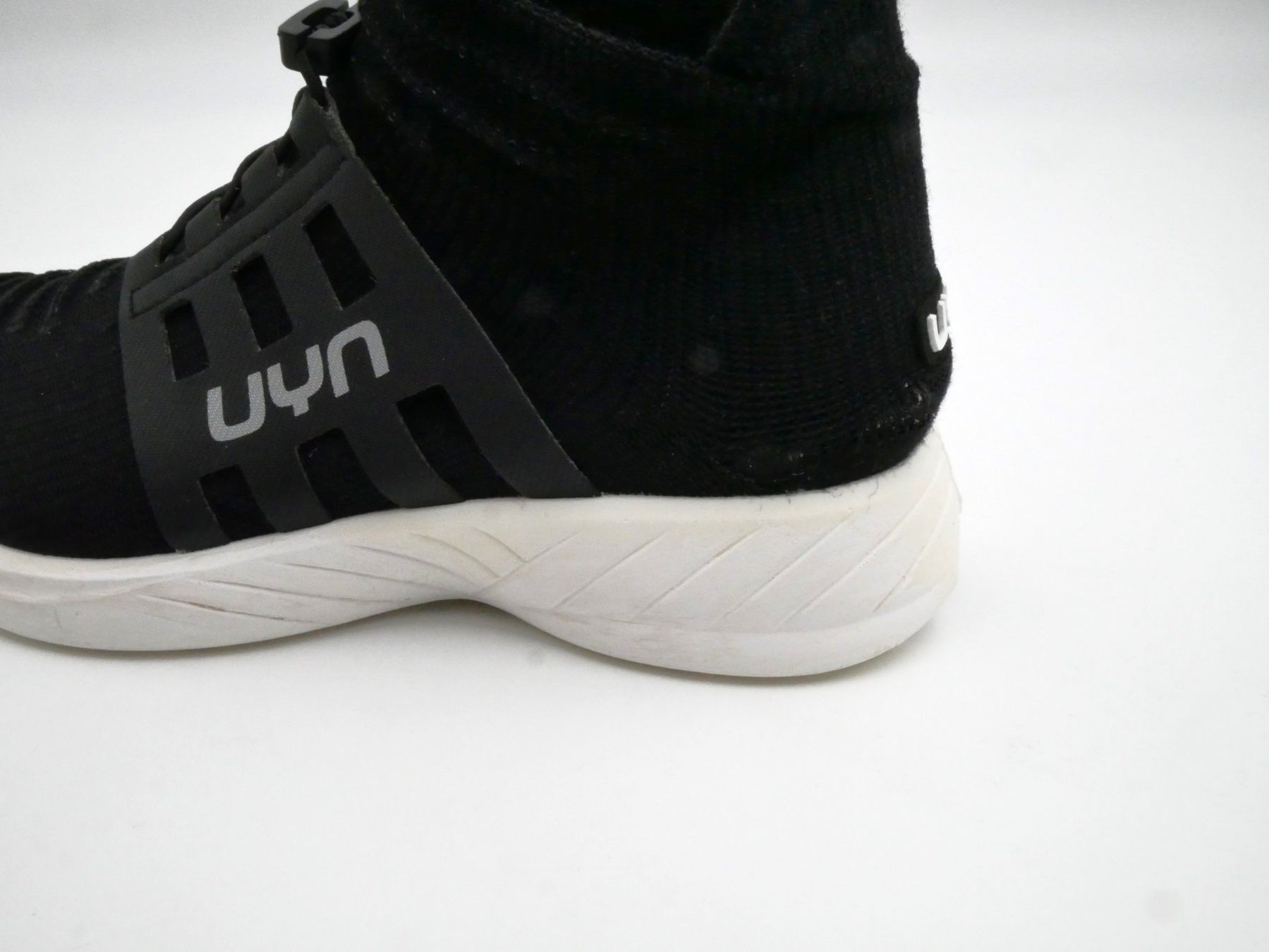 Scarpe da donna: UYN X-CROSS TUNE, OPTICAL BLACK/BLACK, GR. 35 – Nuovo (secondo la descrizione) da Winterthur venduto da Restwert_Winterthur 5