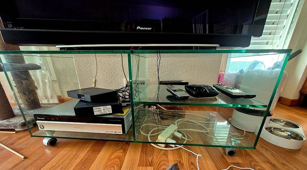 TV Möbel: TV Rack, Glas auf Rollen – Gebraucht aus Merenschwand von Epc19 2