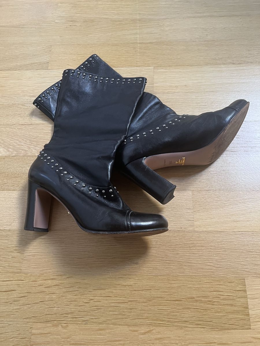 Prada Scarpe da donna: PRADA leather booties with studs, size 39.5 – Usato da Urdorf venduto da fre_8xmr