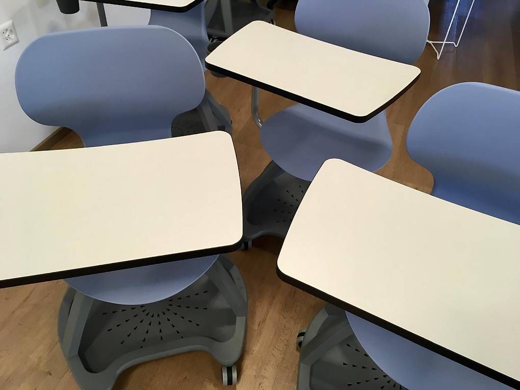 Scrivanie: 5 chaises-bureau sur roulettes avec tablette écritoire – Usato da Bulle venduto da lau_ygq6 3
