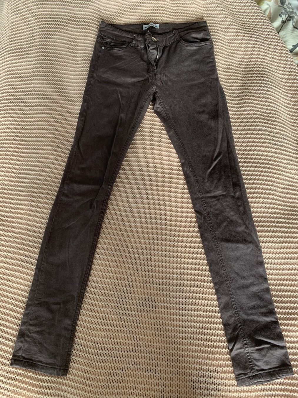 Pantaloni: Pantalon slim taille basse gris – Usato da Montreux venduto da iizaa811