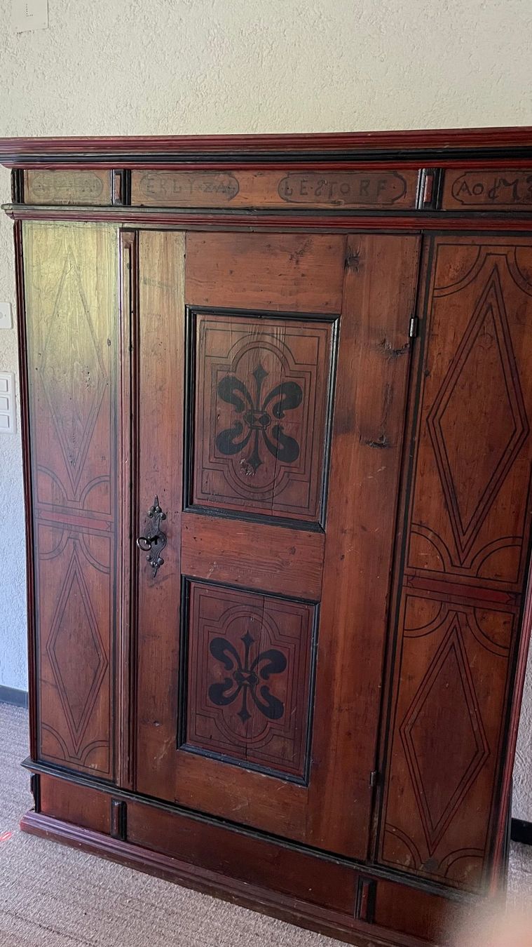 Armoires: Antiker Schrank mit Bemalung, mittelgross – D'occasion à Muri b. Bern par 4claudi 1