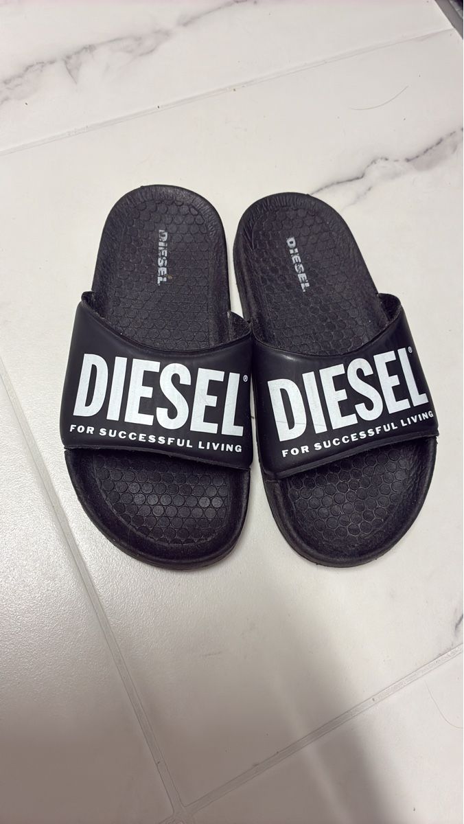 Diesel Scarpe per ragazzi: Diesel Badeschuhe schwarz Grösse 30 – Usato da Reinach BL venduto da marisne