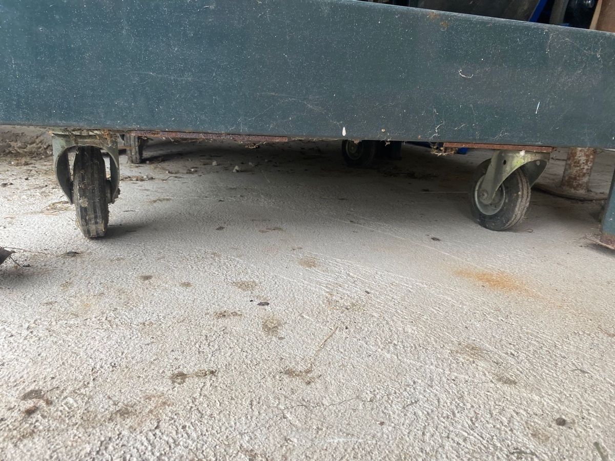 Werkbänke: Schmiedeesse von Berufsschule mit Rollen – Gebraucht aus Stäfa von Betty301 1