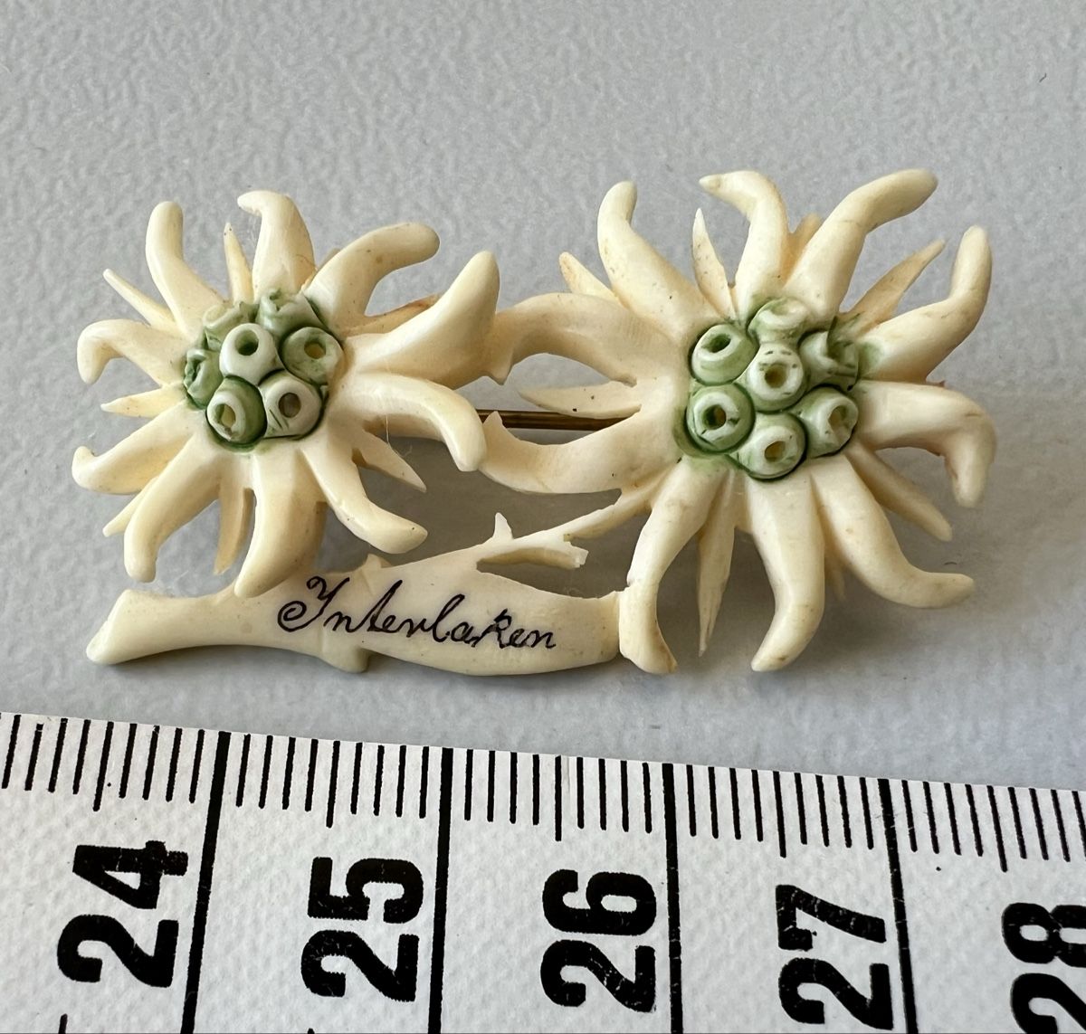 Broches & Aiguilles: Brosche, Edelweiss, Material ev.Bein, mit Originalverpackung – D'occasion à Schaffhausen par Sonne25 2
