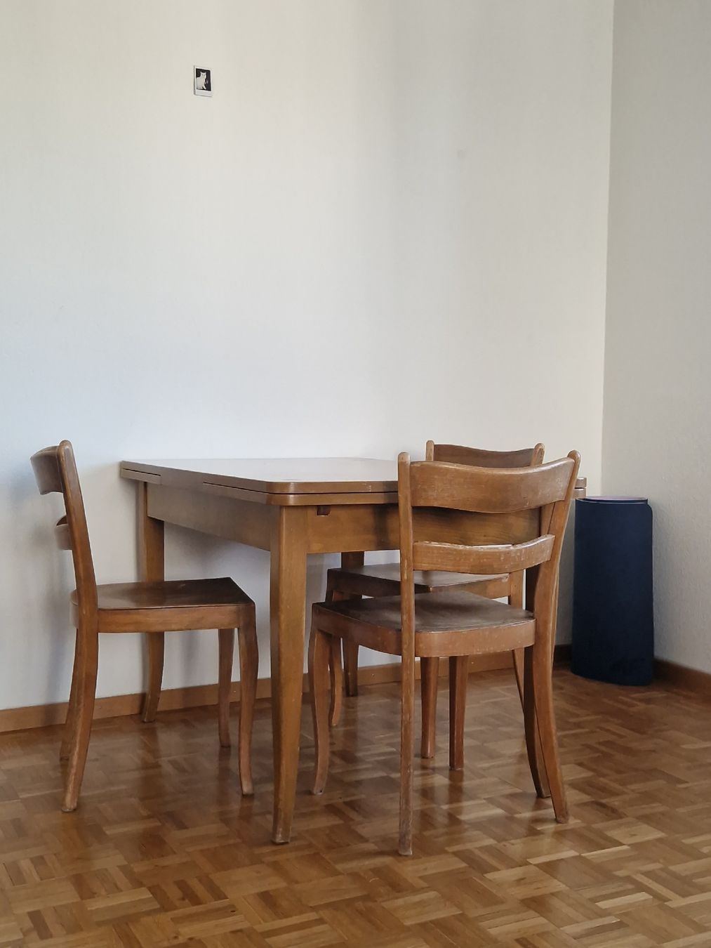 Set di tavolo e panche: Wood Dining Table + 3 Seats – Usato da Zürich venduto da pac_my9p