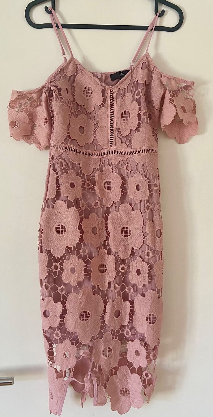 Kleider: Elegantes, rosa Spitzenkleid – Gebraucht aus Widnau von Imani