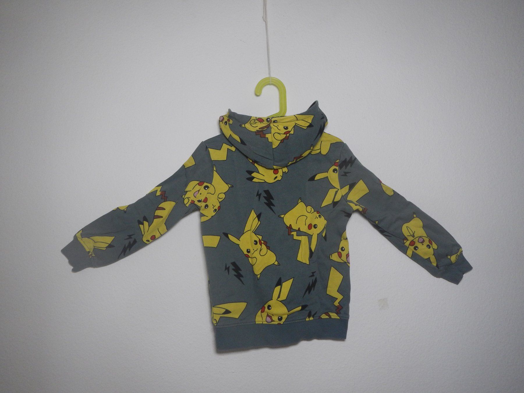 Pullover & Sweatshirts: Pikachu Puli – Gebraucht aus Zürich von mik_xj8c 1