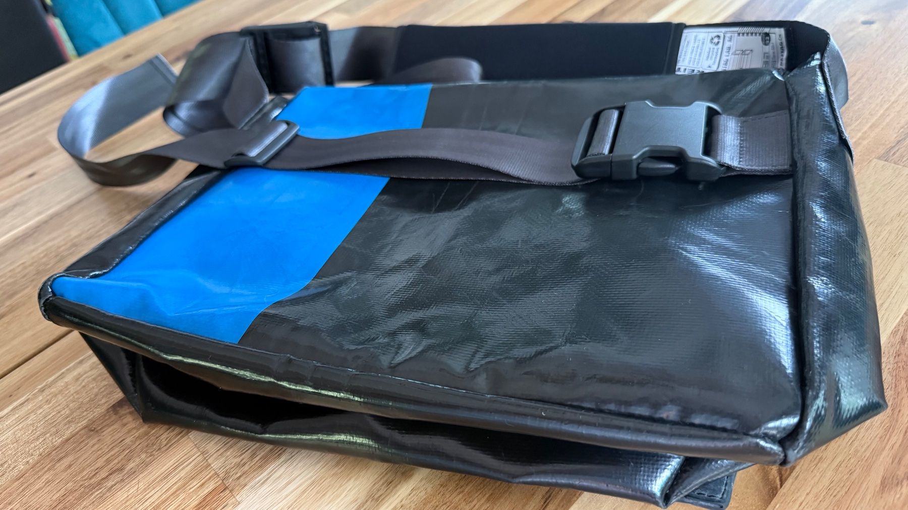 Freitag Borse: FREITAG F14 DEXTER - BLACK & BLUE – Nuovo (secondo la descrizione) da Arzier-Le Muids venduto da cin_ldd2 2