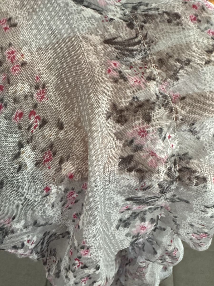 Foulard & Sciarpe: Sommerlicher, leichter Schal mit Blumenmuster, Grau – Usato da Zürich venduto da ljp_2hsx 1