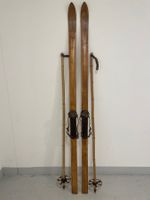 Ski (H 4), Holzski mit Lederbindung und Stöcken