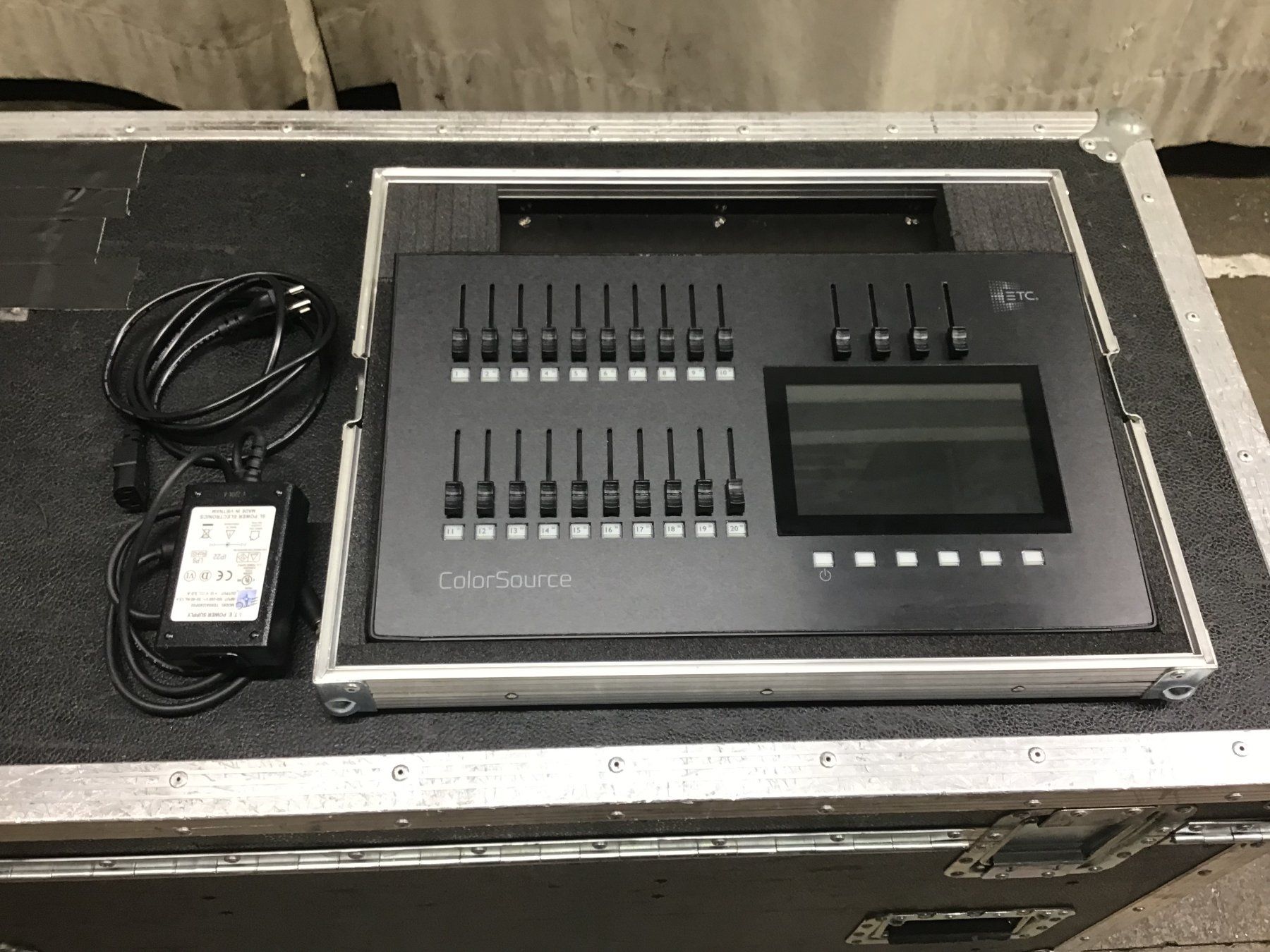 Sistema di controllo: DMX Lichtsteuerung ETC Colorsource 20 – Usato da Leuggern venduto da stagem