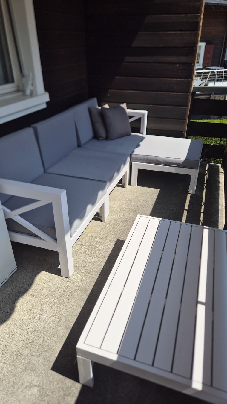 Sofas: Lounge Holz weiss/grau mit Beistelltisch – Gebraucht aus Unteriberg von Foxcross 1